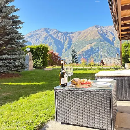 Liftside Terrace Retreat Modern & Cozy Apartment