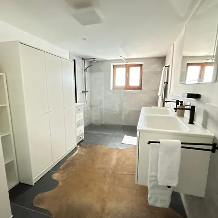 Liftside Terrace Retreat Modern & Cozy *