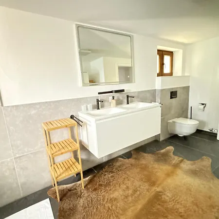 Liftside Terrace Retreat Modern & Cozy *