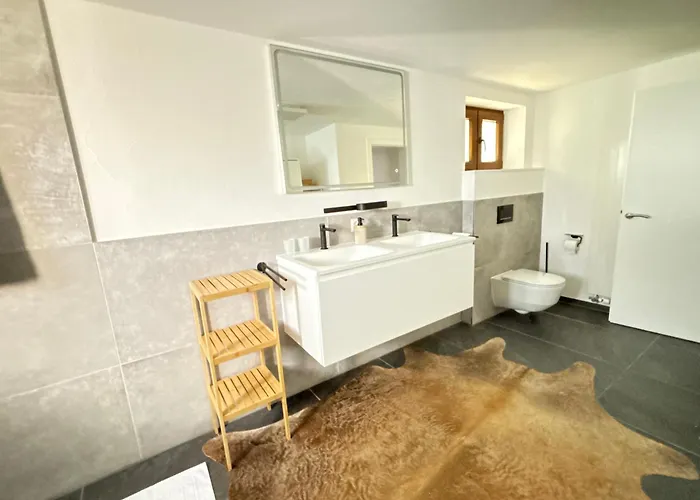 Liftside Terrace Retreat Modern & Cozy *